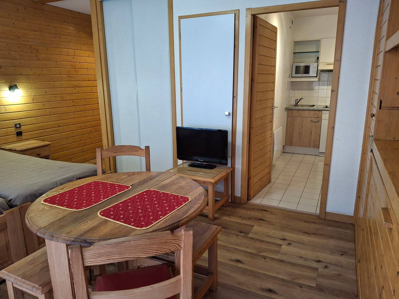 Entire studio, Central studio in Brides-Les-Bains with parking, wifi, pets allowed in Brides-les-Bains, Les Trois Vallées