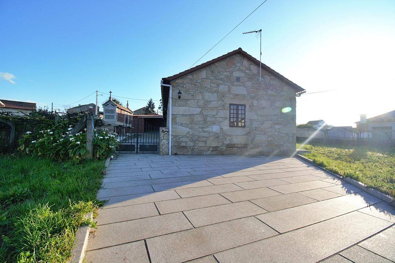 Three-Bedroom House in Villanueva de Arosa, Rias Baixas