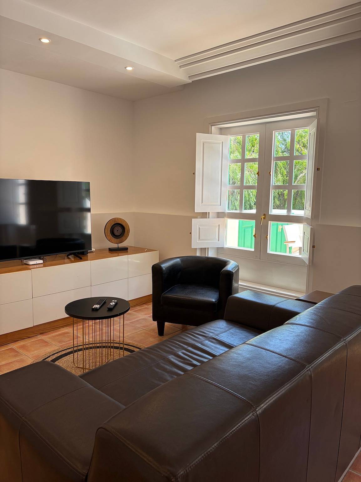 Appartement entier, Oasis de César – Architecture Manriqueña et Style Minimaliste à Costa Teguise in Playa Bastián, Teguise