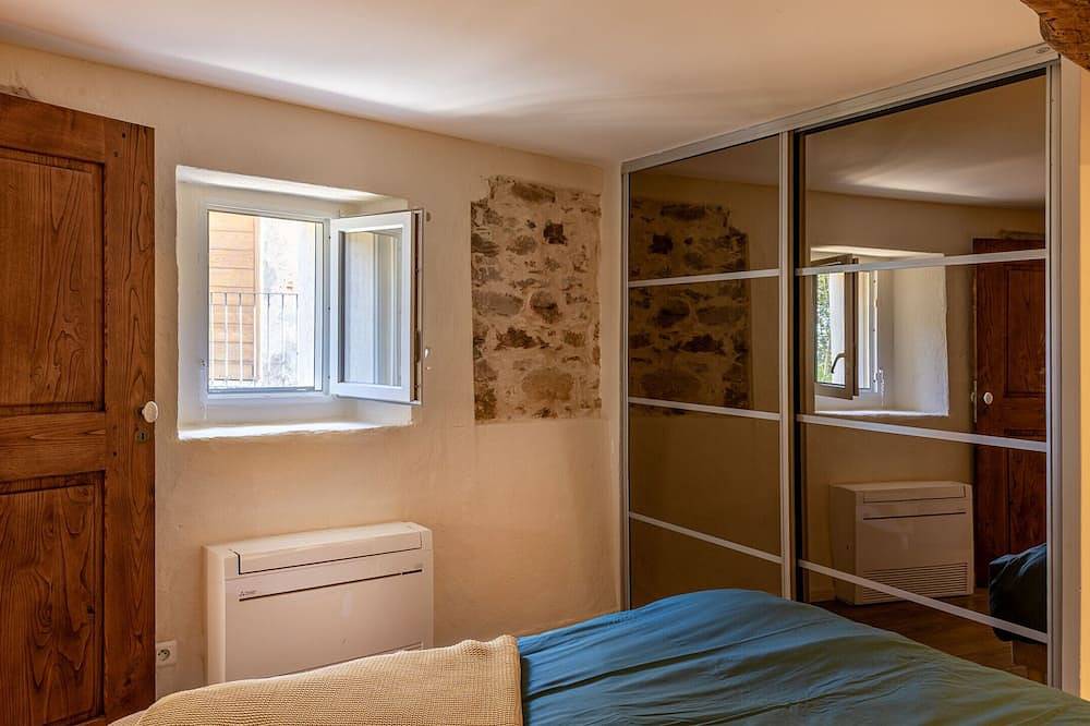Casa Vincè, beautiful air-conditioned village house with exposed stonework in Furiani, Capo Corso