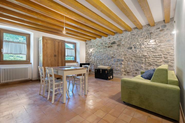 Casa Zucchelli, Garda Trentino: Castle View, Private Garden, Up to 8 Guests in Villa del Monte, Tenno