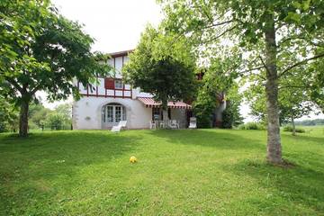 Gîte pour 10 personnes, avec jardin à Urcuit