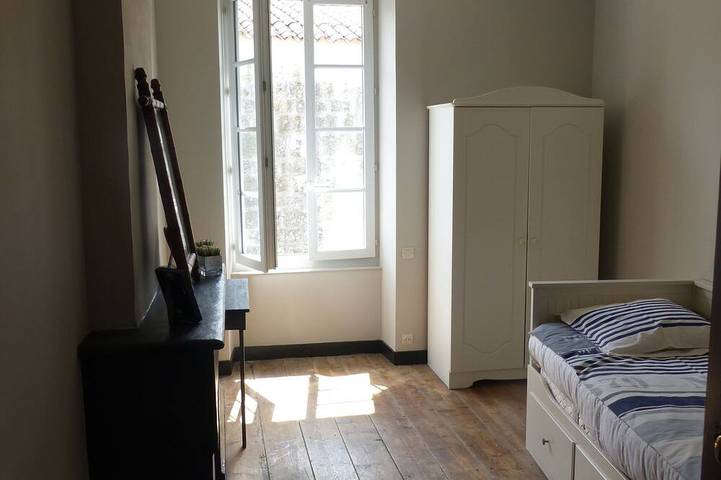 Location de vacances pour 7 personnes, avec jardin et jacuzzi à Ardillières - 2