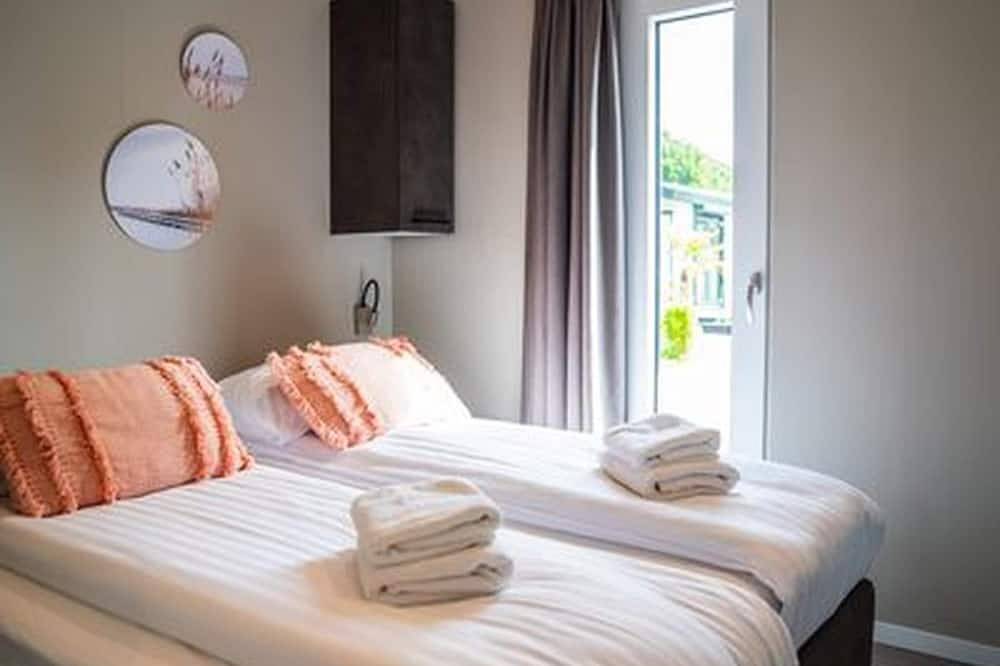 Chalet by Park Pond in the Netherlands in Veldhoven, North Brabant