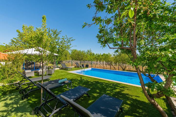 Villa für 6 Personen, mit Balkon/Terrasse und Garten sowie Pool in Split-Dalmatien