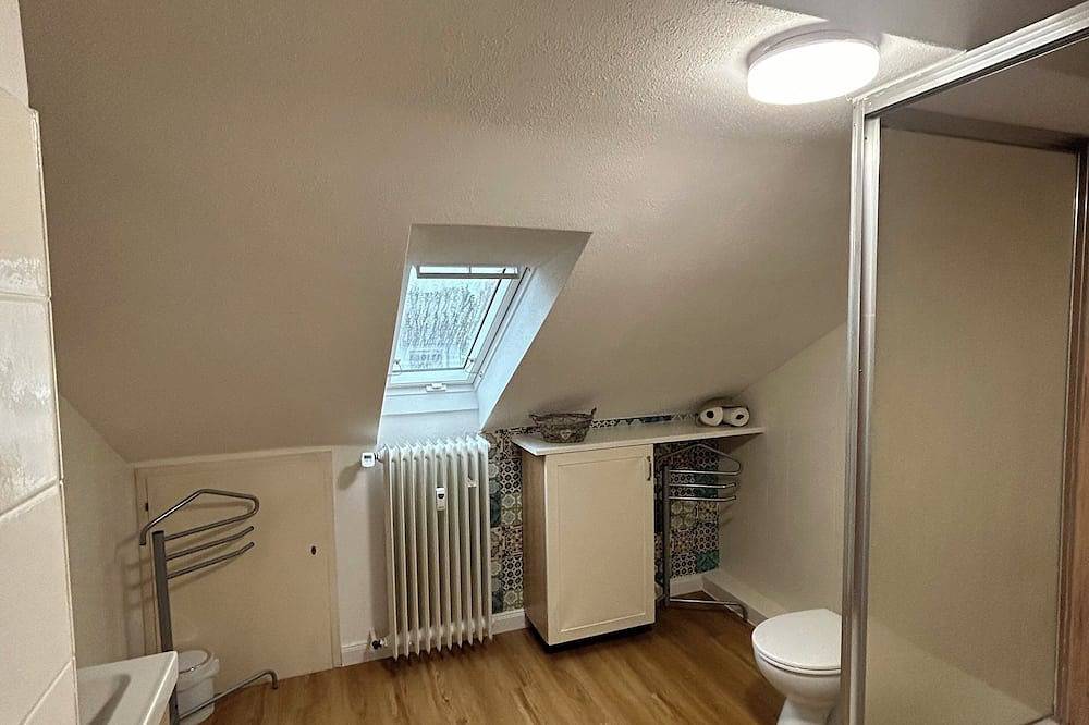 Ganze Wohnung, Klimatisierte Dachgeschosswohnung.Geeignet für Messebesucher sowie Familien. in Monheim am Rhein, Kreis Mettmann