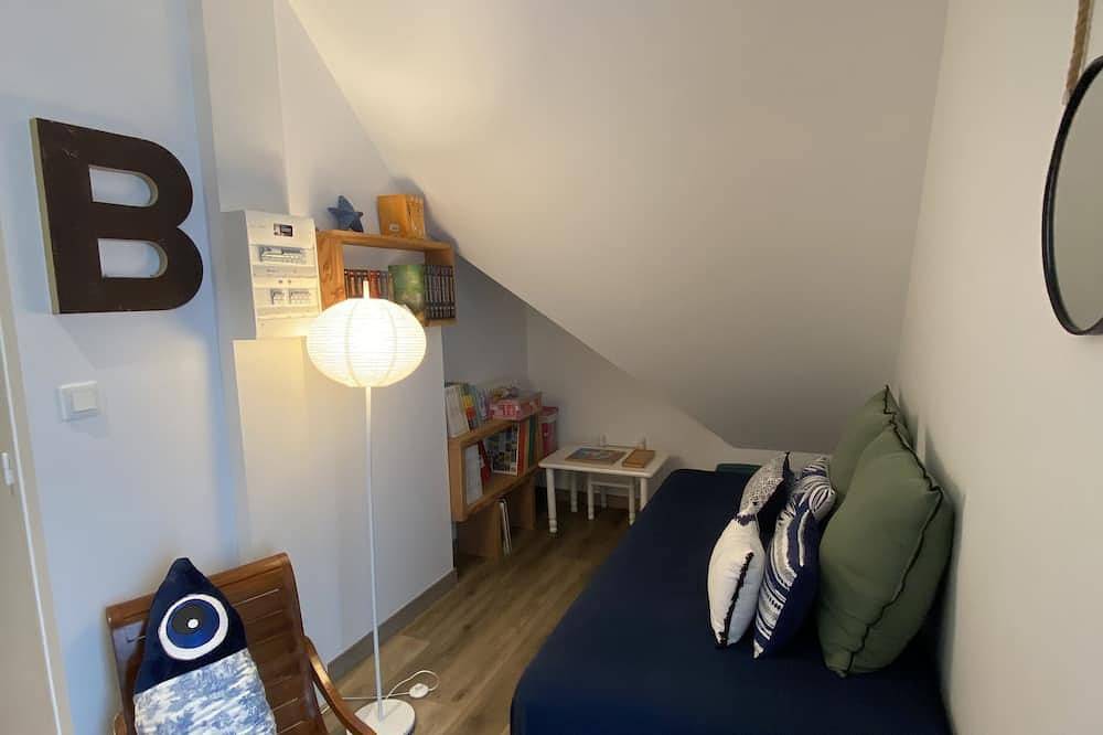 Ganze Wohnung, The bookstore, beachfront house facing Tatihou island, feet in the water ! in Réville, Cherbourg und Umgebung