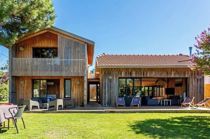 Location de vacances pour 16 personnes, avec terrasse et jardin dans Plage de Bélisaire