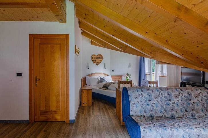 Hotel dla 2 osób, z Balkon i Jacuzzi oraz Taras i Ogród w Malè
