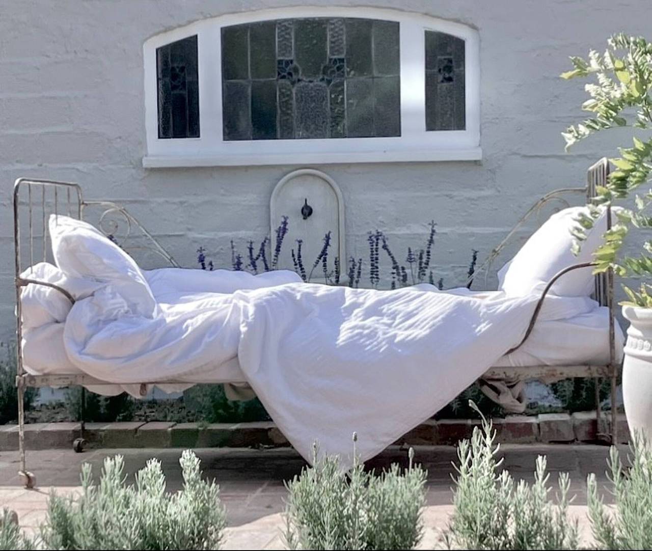 One Wee Cottage, A romantic secluded Provincial  abode surrounded by vineyards in Healesville, Shire of Yarra Ranges
