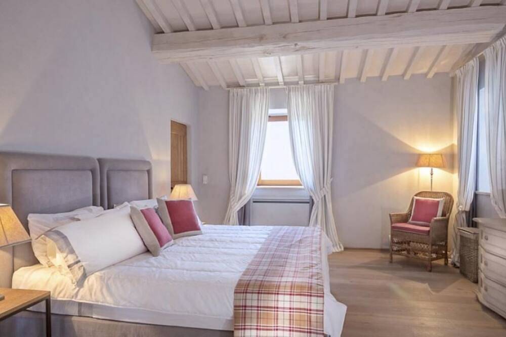 Luxury Villa for 6 inside a wonderful Estate in Perugia, Perugia Province