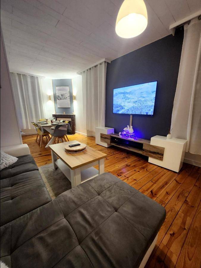 Appartement entier, Two-Bedroom Apartment in Vic-sur-Cère, Région d'Aurillac