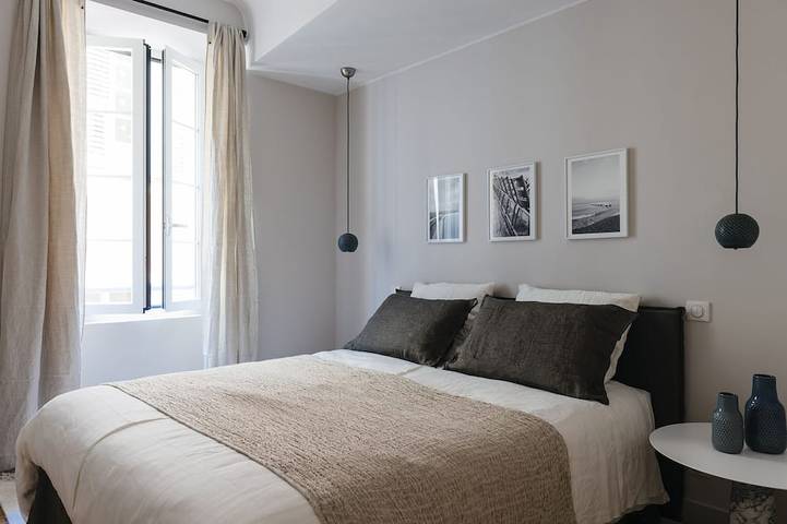 Apartamento entero, Apartamento de diseño de lujo con balcón en el casco antiguo de Niza, a 4 minutos a pie de la playa. in Niza, Costa mediterránea (Francia)