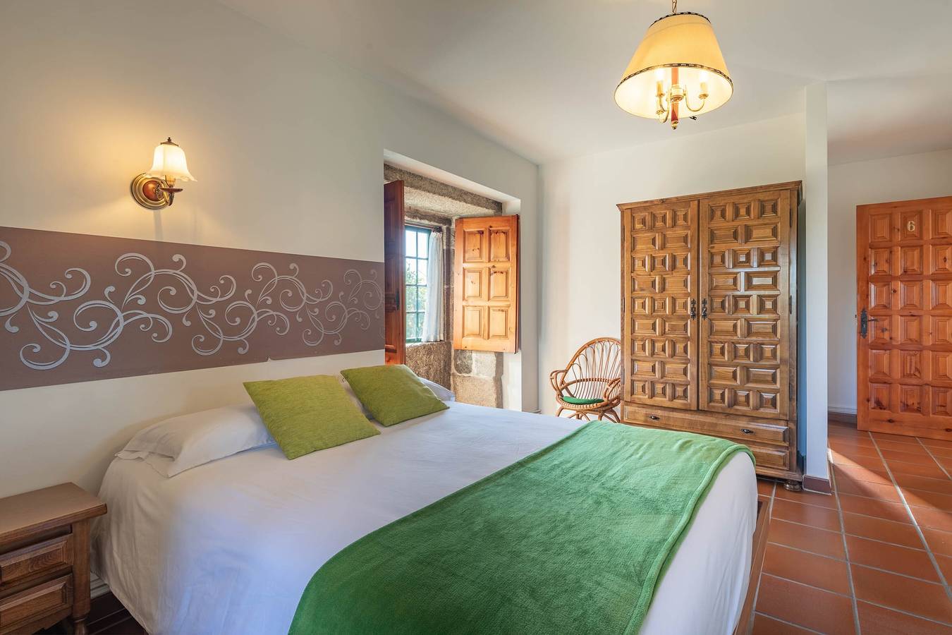 Bed and Breakfast 'Habitación Triple 2' with Mountain View, Shared Pool and Wi-Fi in Tui, Pontevedra Province