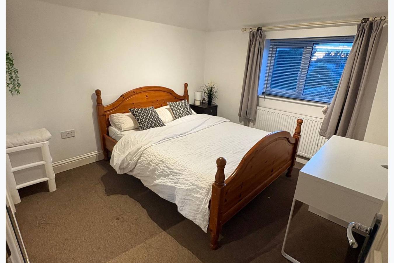 3 Bed - Sleeps 6 - Parking - Central Canterbury in Kent