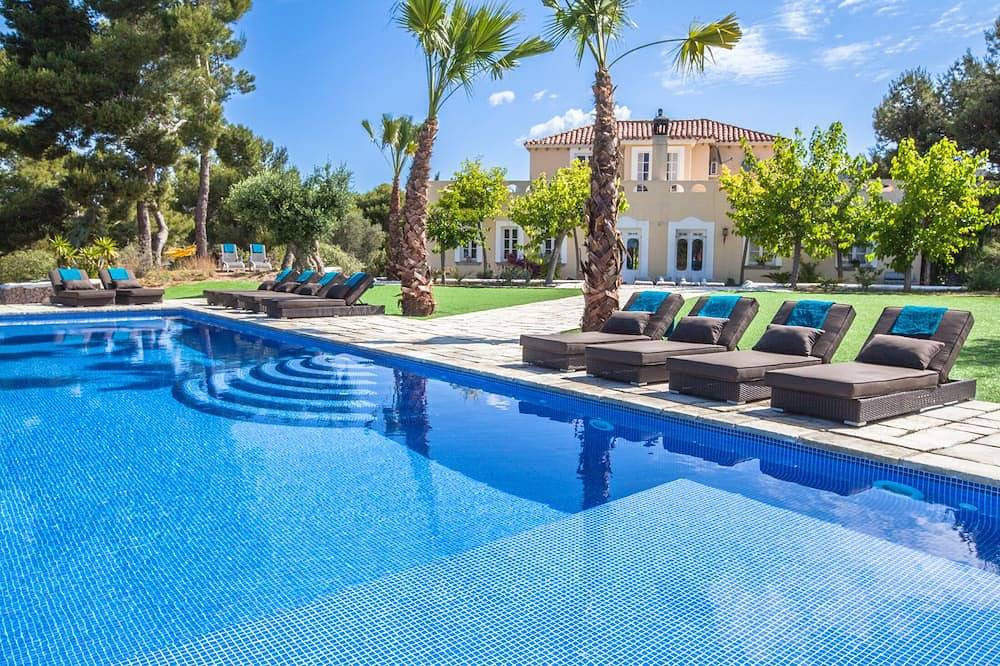 Luxury private estate 10 minutes to the sea, infinity pool & stunning views! in Sitges, Garraf
