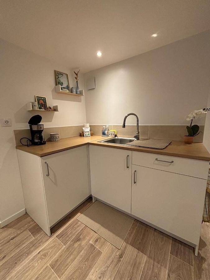 Location de vacances pour 7 personnes, avec terrasse et jardin à Charmeil - 3