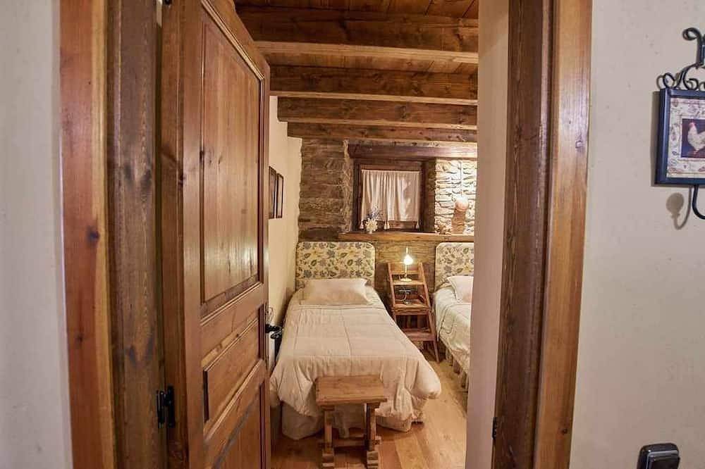 Entire apartment, 6A Beautiful House Garden 10 Km Baqueira Beret Vilac Views Wifi in Vielha e Mijaran, Catalan Pyrenees