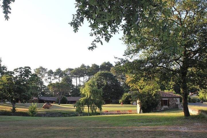 Location de vacances pour 24 personnes, avec jacuzzi ainsi que jardin et sauna dans Marions