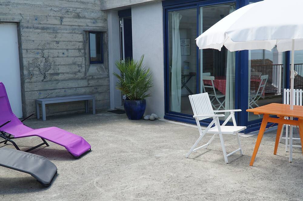 Charming house overlooking the sea facing the Chausey islands in Donville-les-Bains, Côte de la Déroute