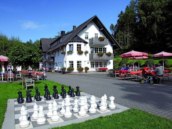 Ferienwohnung für 6 Personen, mit Balkon/Terrasse und Balkon sowie Terrasse und Garten in Kirchhundem