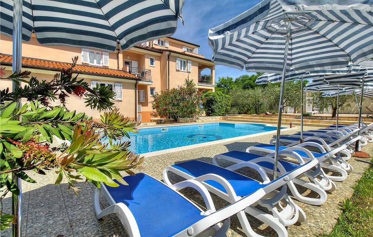 Appartement de vacances entier, Charmant logement à 1,5 km de la plage : Wi-Fi, climatisation, parking, piscine et terrasse ! in Umag, Région d'Umag