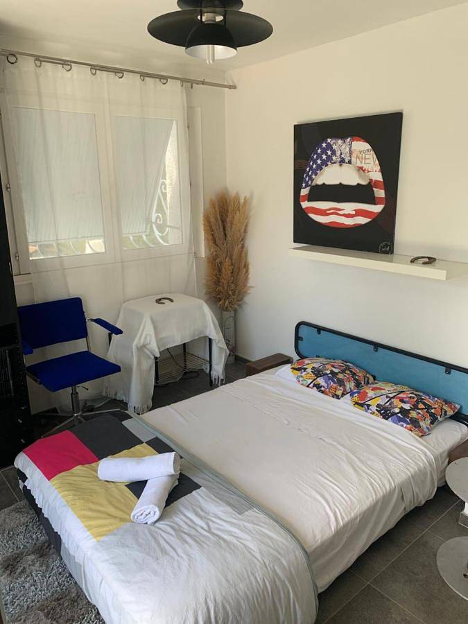 Gîte pour 2 personnes, avec vue ainsi que piscine et jardin à Saint-Geniès-de-Comolas - 2