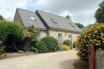 Gîte pour 8 personnes, avec balcon et jardin à Locronan