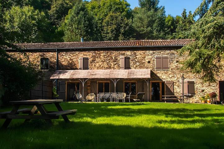 Location de vacances pour 13 personnes, avec Jardin à Les Cammazes