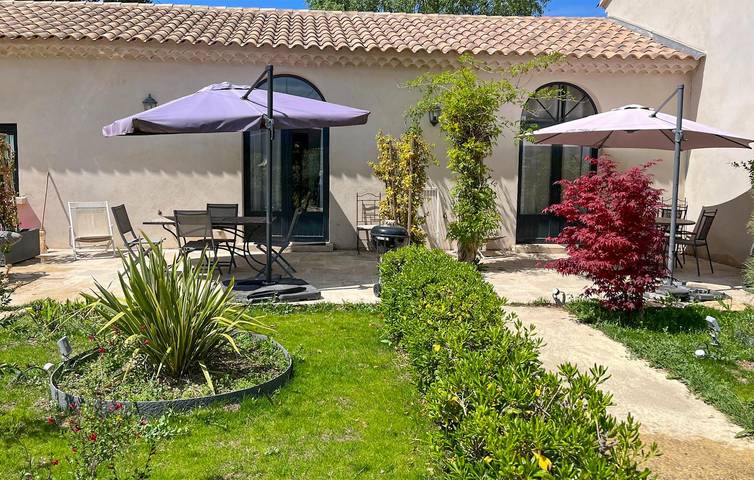 Charmante Ferienwohnung mit Pool, WLAN, Terrasse und Parkplatz in Eyragues, Arles und Umgebung