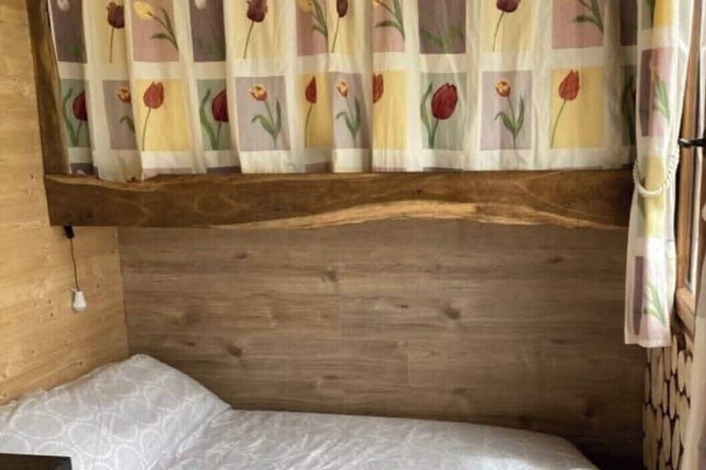 Fishing lake with cosy cabin in charming Saint-Marien with Wifi. in Saint-Marien, Région de Guéret