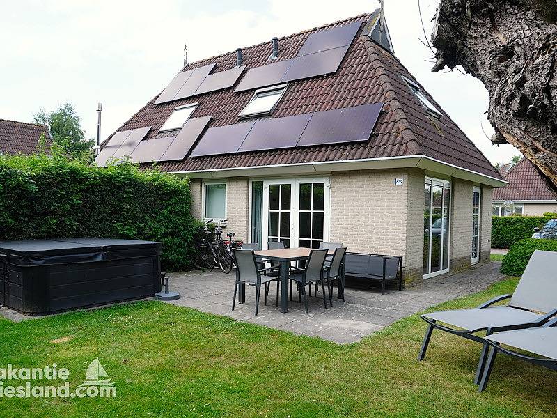 Vakantiefriesland — Ferienhaus Eernewoude mit privatem Spa im Freien und Sauna in Nationalpark De Alde Feanen