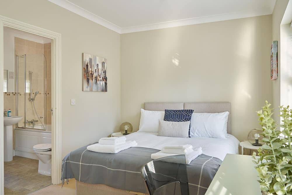 Stunning 3 Bed Town House with Private Parking in Cheltenham, Gloucestershire