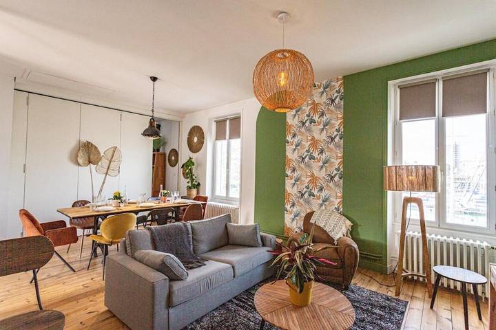 Gîte pour 8 personnes, avec terrasse dans Office De Tourisme De La Rochelle