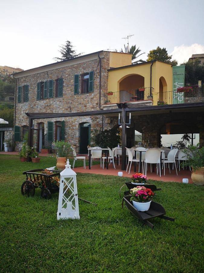 B&b per 2 persone, con Terrazza e Giardino nonché Panorama in Imperia e dintorni