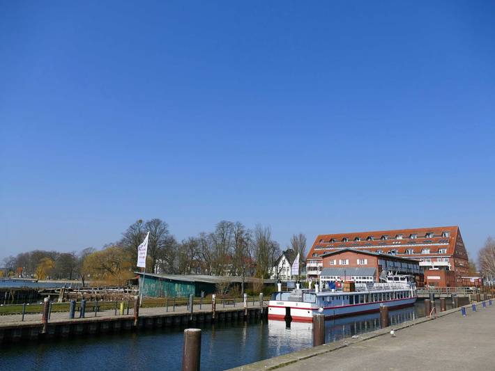 Ferienwohnung für 4 Personen, mit Balkon und Seeblick in Waren (Müritz)