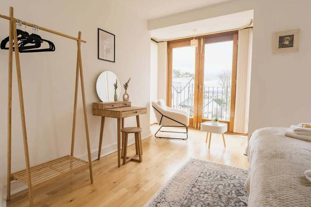 5 Bedroom Home, Sleeps 10, Nr Royal Liverpool Golf in Merseyside
