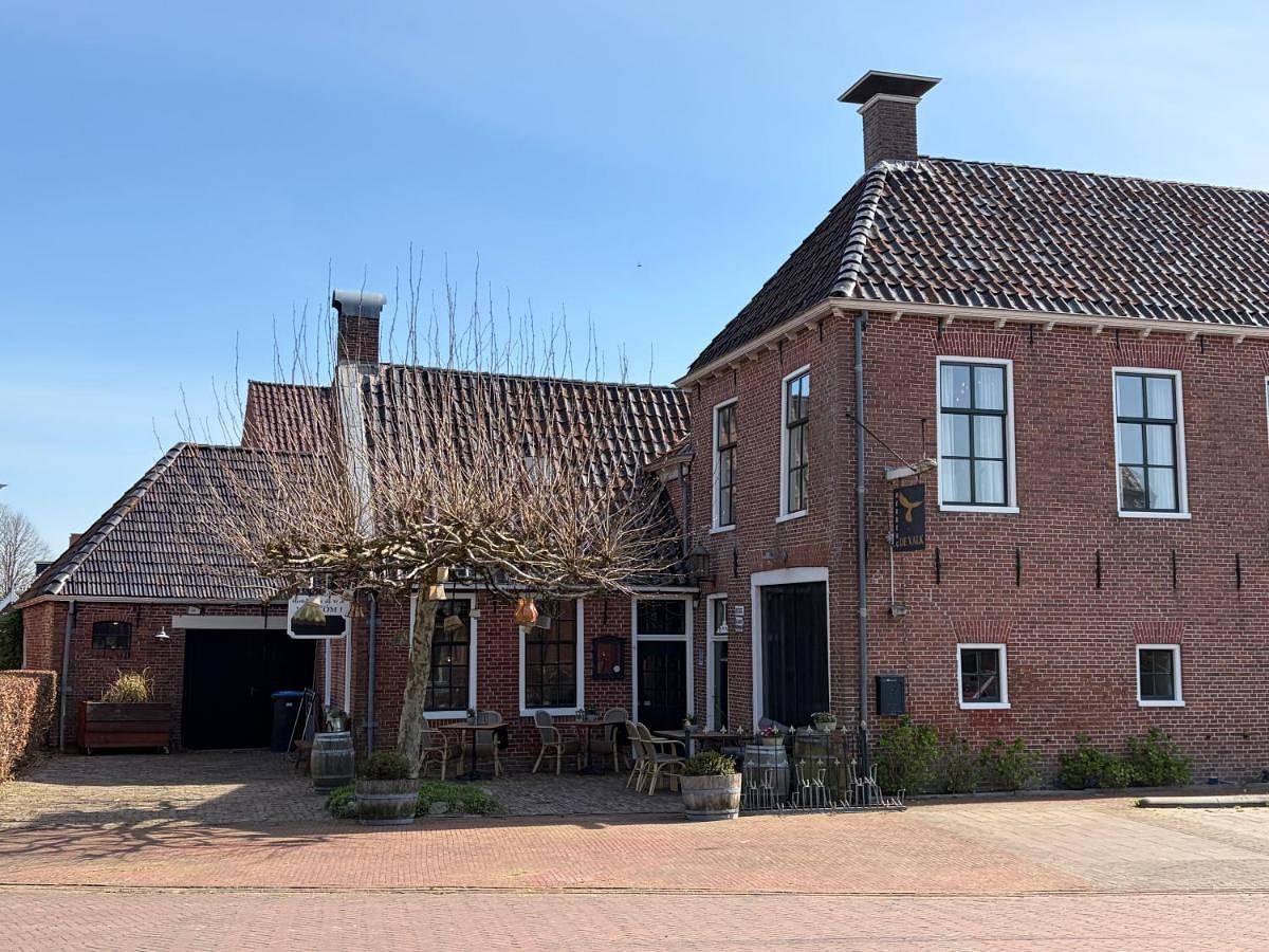 Herberg In de Valk in Loppersum (gemeente), Nederlandse Noordzeekust