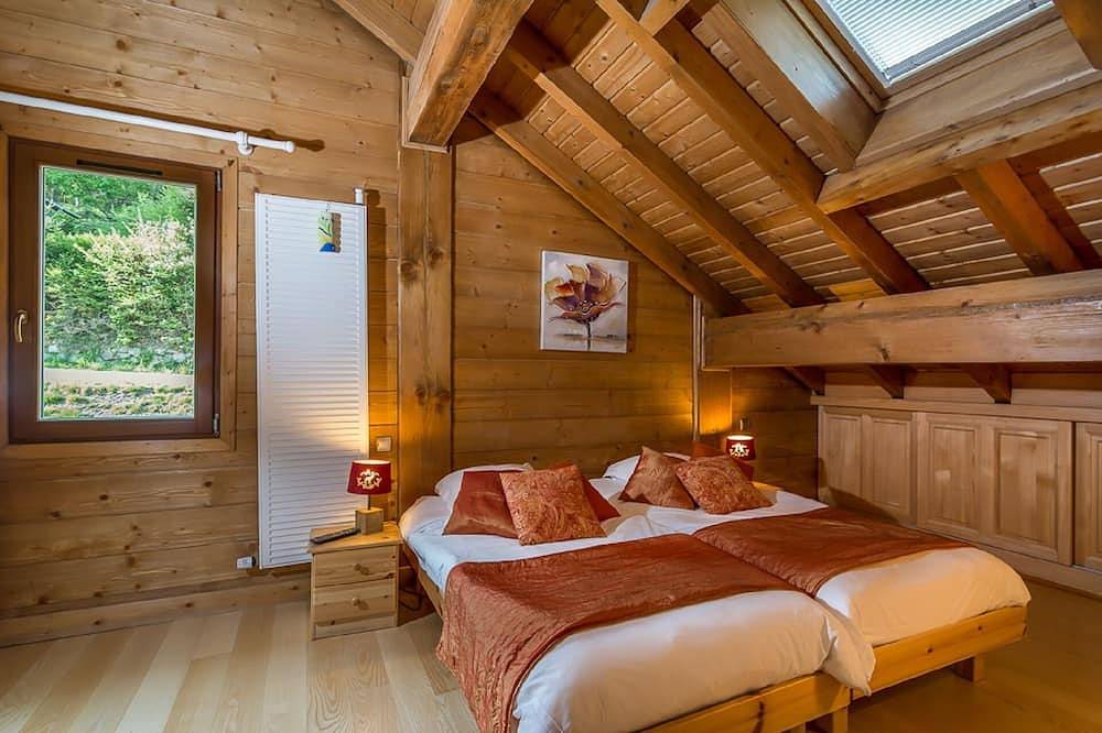 Chalet Grand Standing Avec Piscine Interieure Chauffee Entierement Renovee in Lac de Gérardmer, Gérardmer