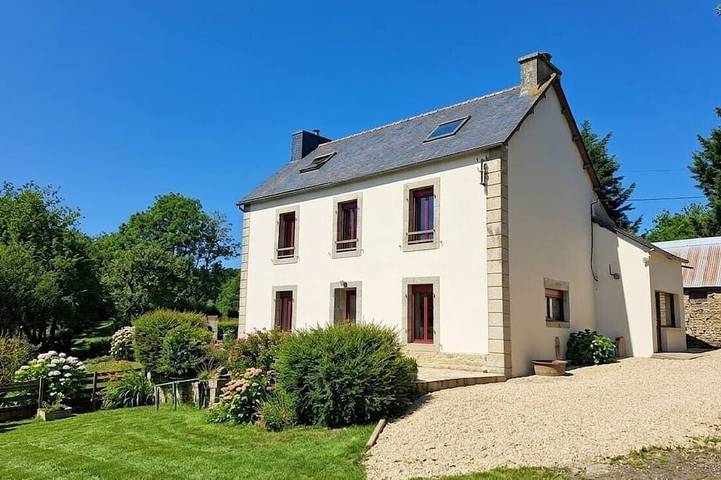 Location de vacances pour 15 personnes, avec jardin à Rosnoën