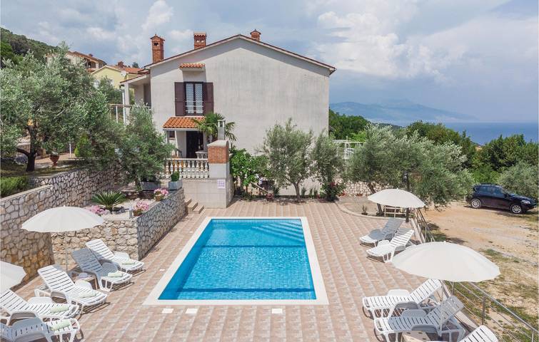Entire holiday apartment, Cozy 2km to Beach: WiFi, Washer, AC, Pool & Terrace Getaway in Raša, Eastcoast Istria