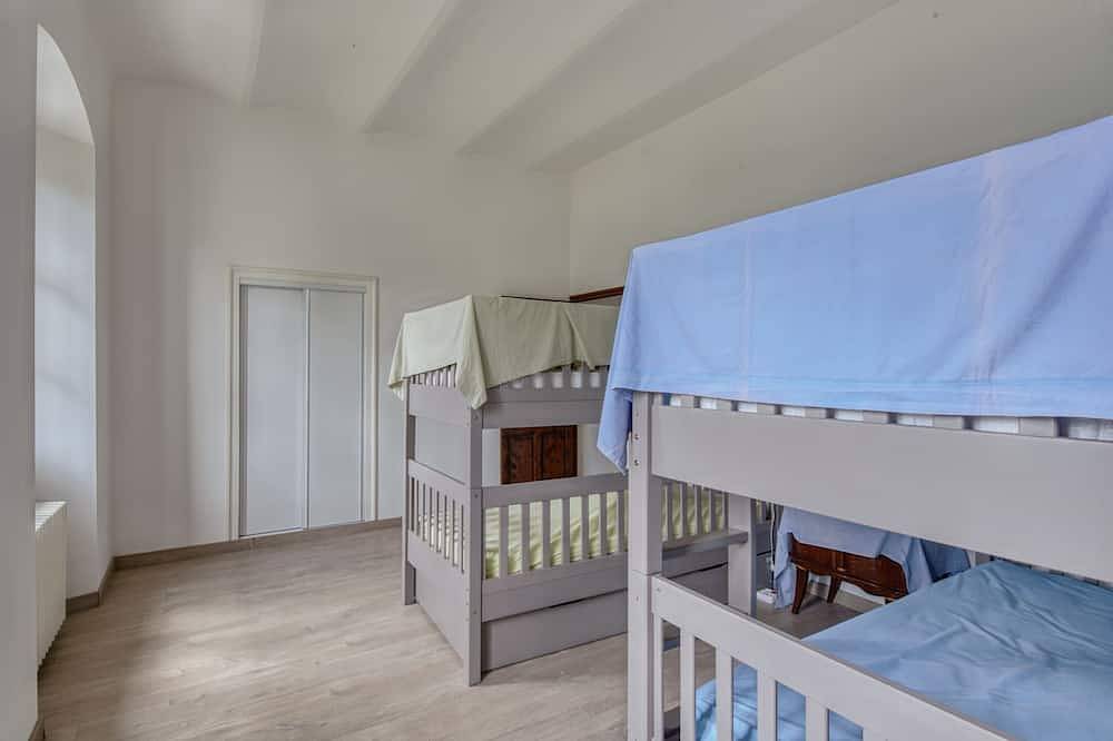 Authentic Corsica on the beach. 8-room apartment in family home. in Aléria, Corte en omgeving