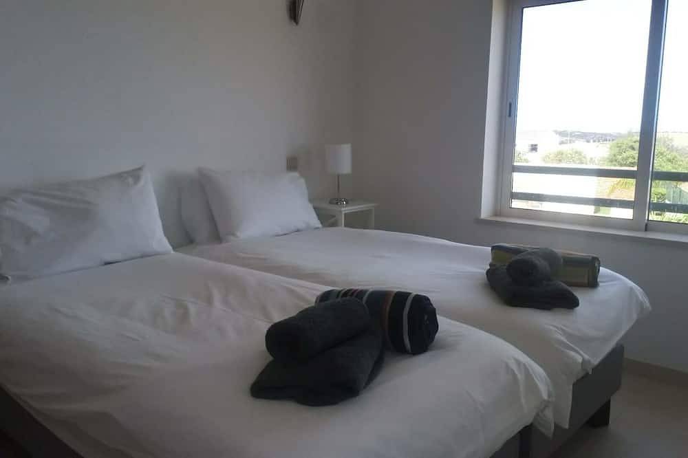 Luxuriöse und geräumige 3-Bett-Ende der Terrasse Linked Villa mit großem Pool in Budens, Faro Distrikt
