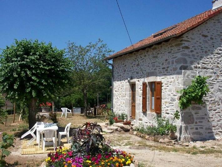 Location de vacances pour 3 personnes, avec jardin à Sansac-de-Marmiesse