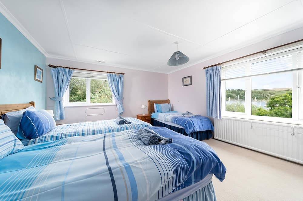Seagulls, pet friendly, five bedroom riverside cottage in St Mawes, sleeping 10-11 in St Mawes, Cornwall