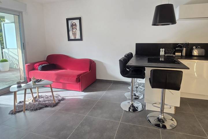 Gîte pour 4 personnes, avec piscine et terrasse, adapté aux familles dans Boulouris - 2