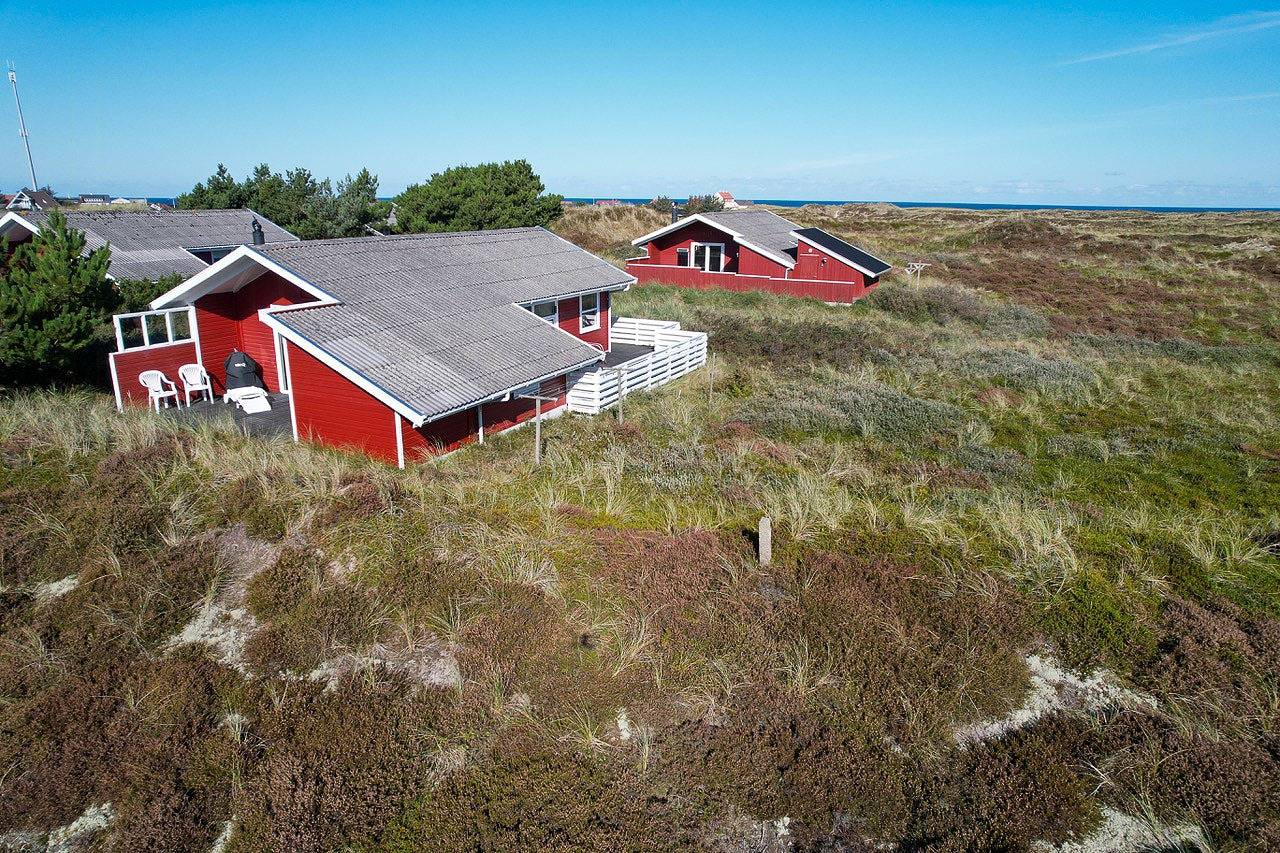 Sommerhus med udsigt over fredet klithede in Lild Strand, Vesterhavet