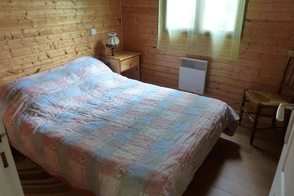 Chalet  6 personnes.Ombragé l'été. Animaux acceptés.Parking privatif ombragé. in Neussargues-Moissac, Région de Saint-Flour