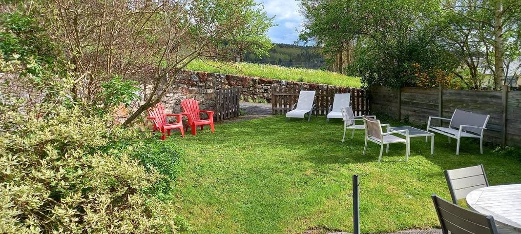 Location de vacances pour 8 personnes, avec vue et jardin, animaux acceptés à Saint-Alban-sur-Limagnole - 2
