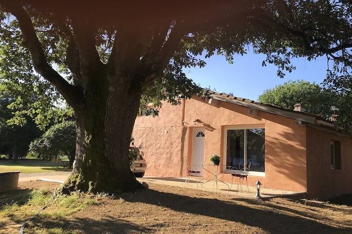 Gîte pour 2 personnes, avec terrasse et jardin dans Loubersan